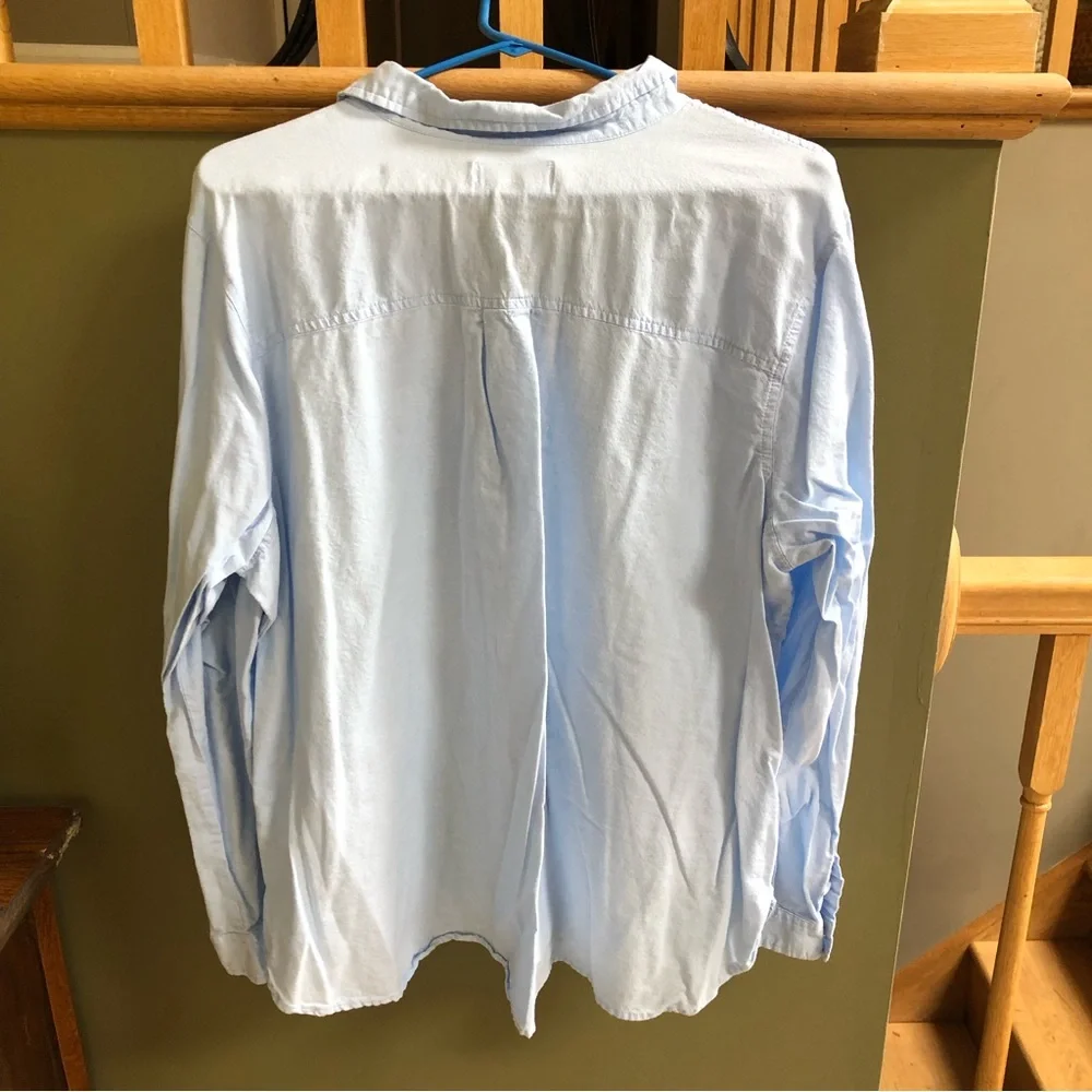 EUC ladies Old Navy light blue classic button down shirt. Size XXL - Picture 2 of 4